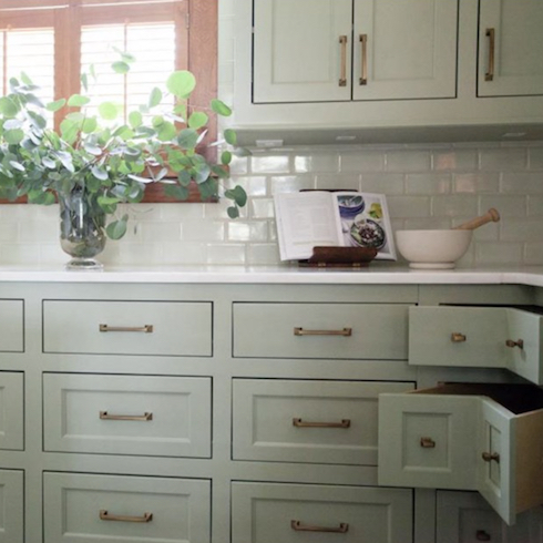 Green kitchen with long knobs