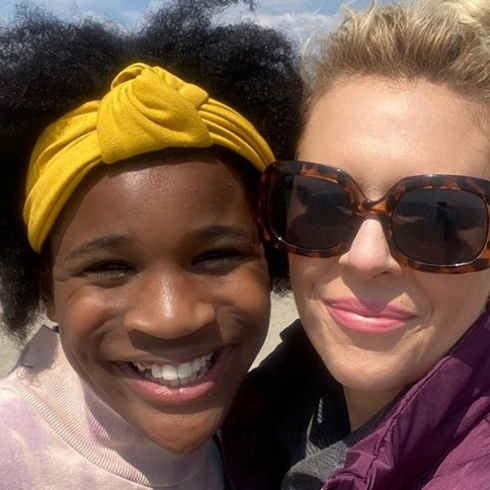 Kortney wilson and daughter Lennox smiling at the beach
