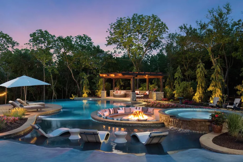 Backyard pool of Kansas City Airbnb rented by John Legend and Chrissy Teigen