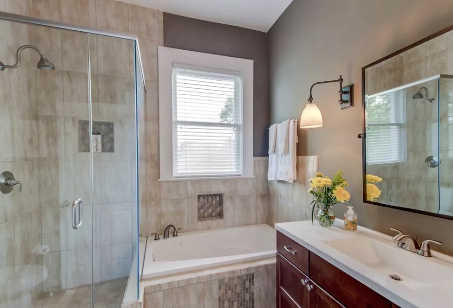 Master bathroom of Nashville Airbnb rented by John Legend and Chrissy Teigen