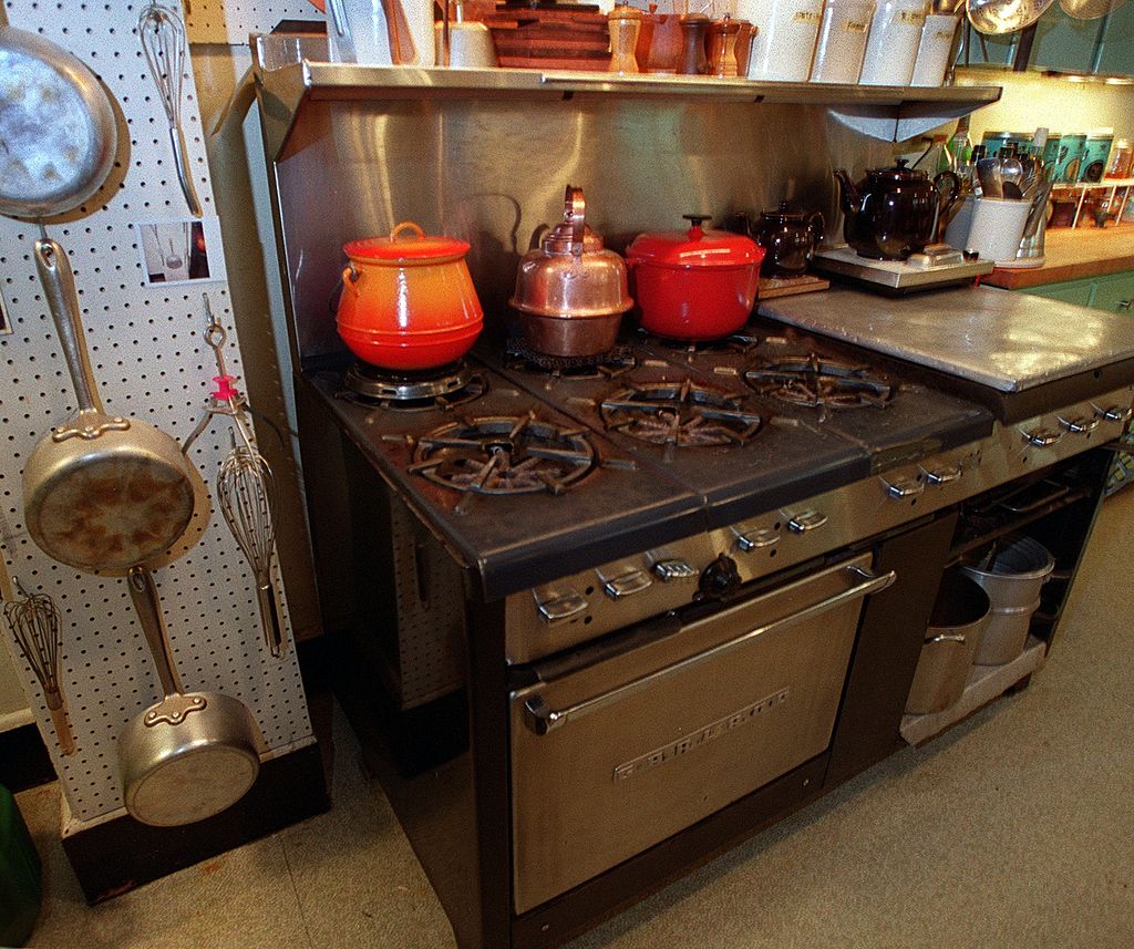 Image of vintage gas range stove.