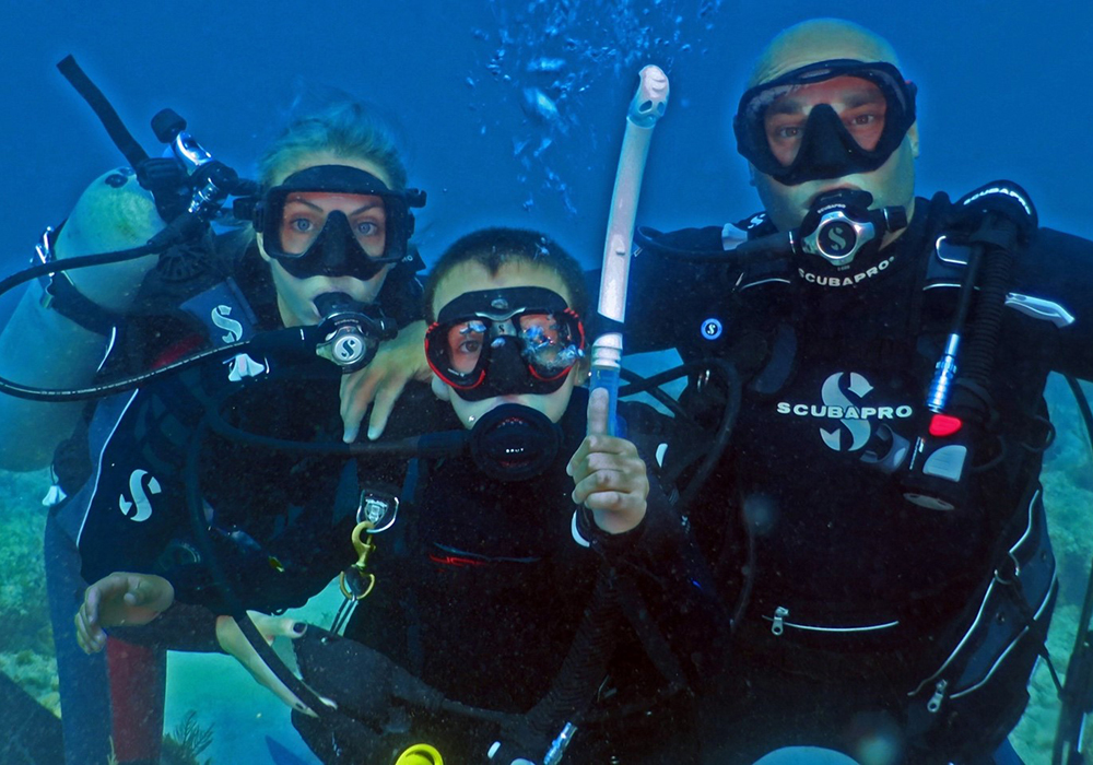 Baeumler family scuba diving