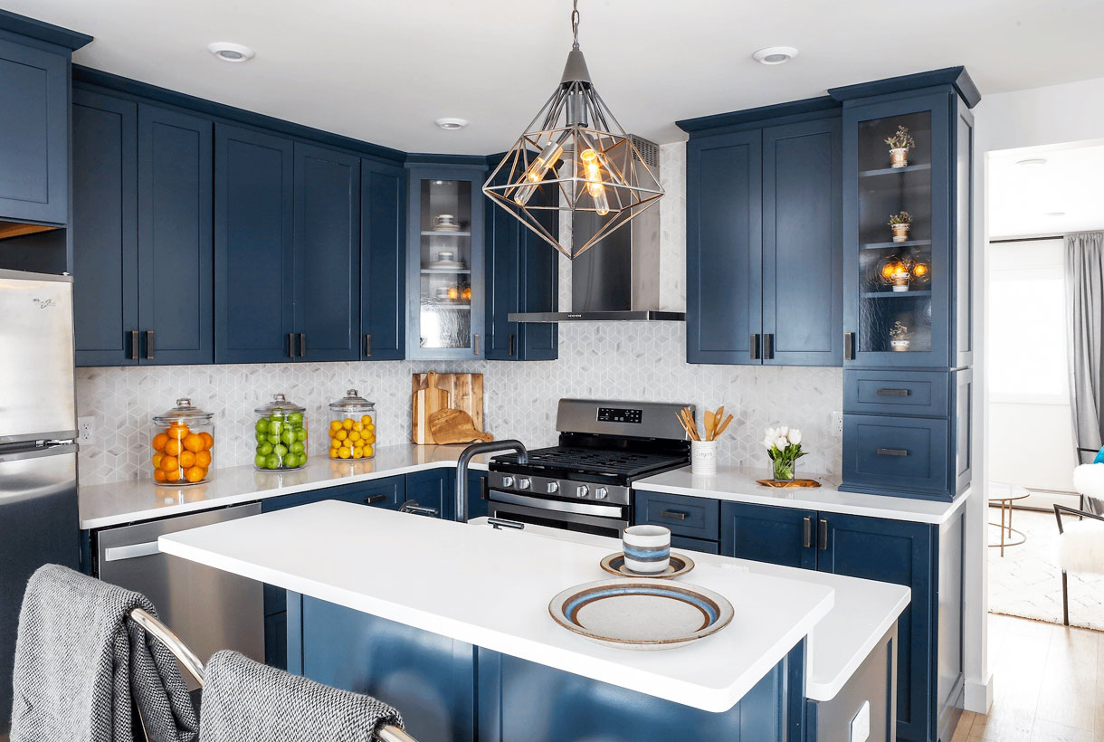 House of Rohl on X: A @ShawsOfDarwen sink is the perfect addition to this  navy blue kitchen:   / X