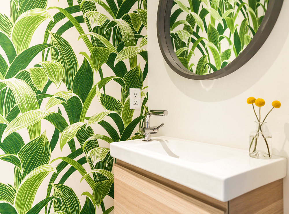 Tropical wallpaper pattern in bathroom