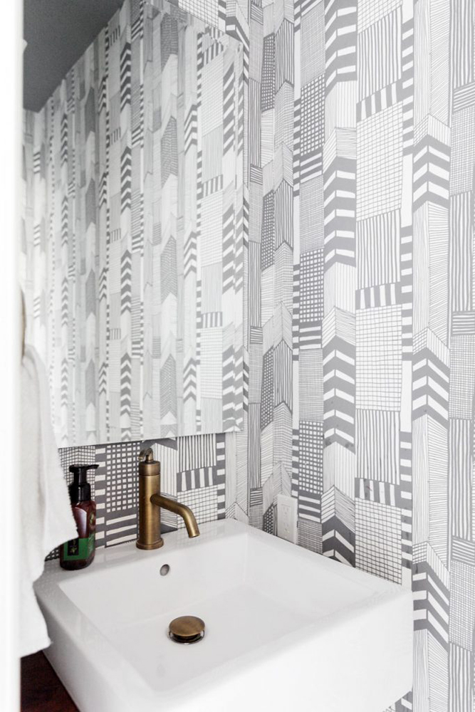 Patterned black and white wallpaper in bathroom