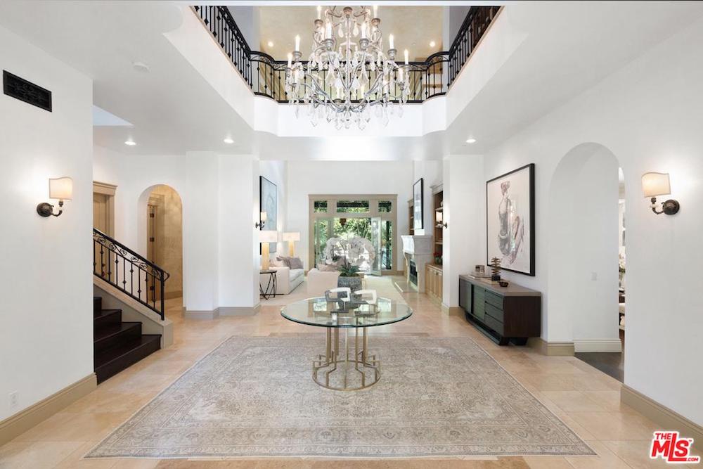 Large entry foyer with chandelier