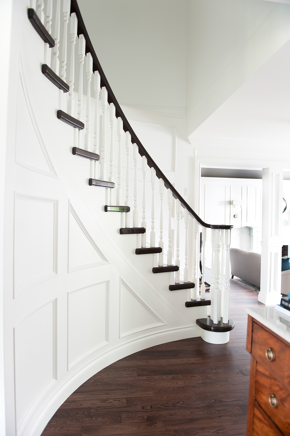 A black-and-white colour scheme define this home's staircase.