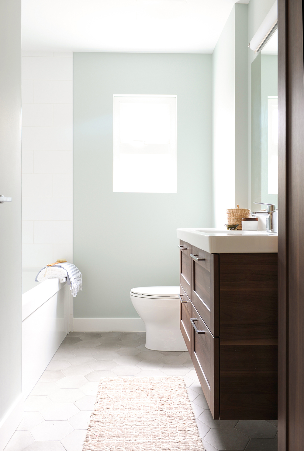 The bathroom's mix of materials, textures and subtle colour create a fresh effect.