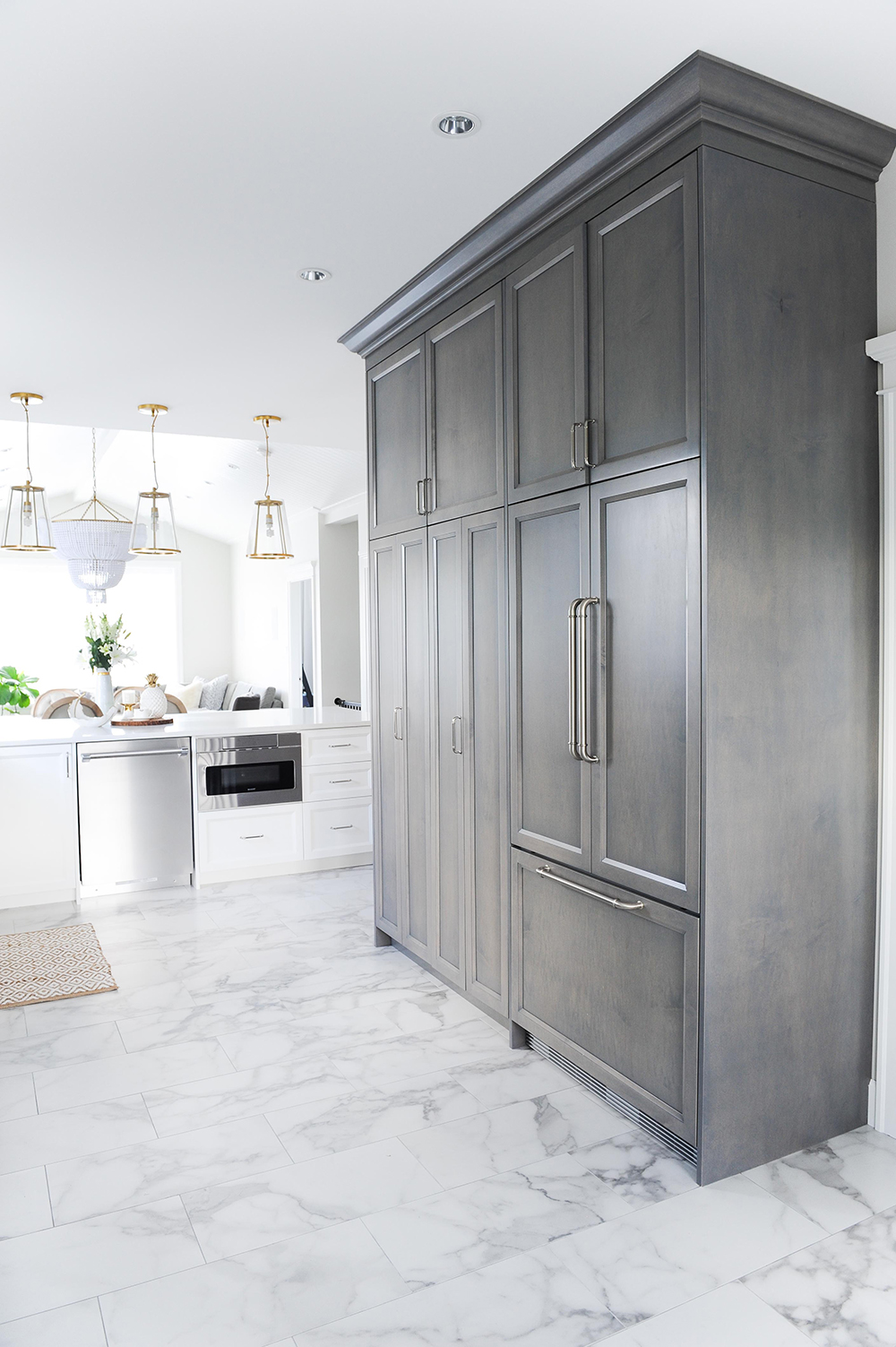 A neutral kitchen featuring a functional floor-to-ceiling cabinetry unit.