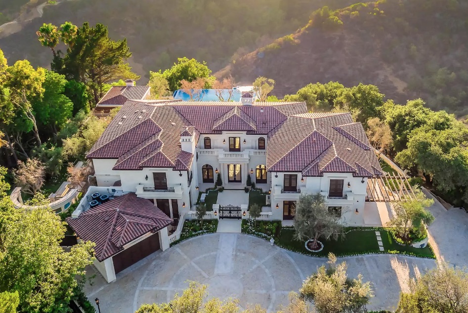 Villa Grande Bellezza Airbnb rented by Drake