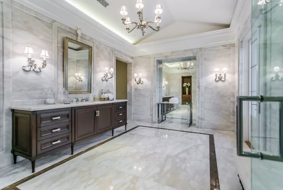 Bathroom in Beverly Hills Airbnb rented by Drake