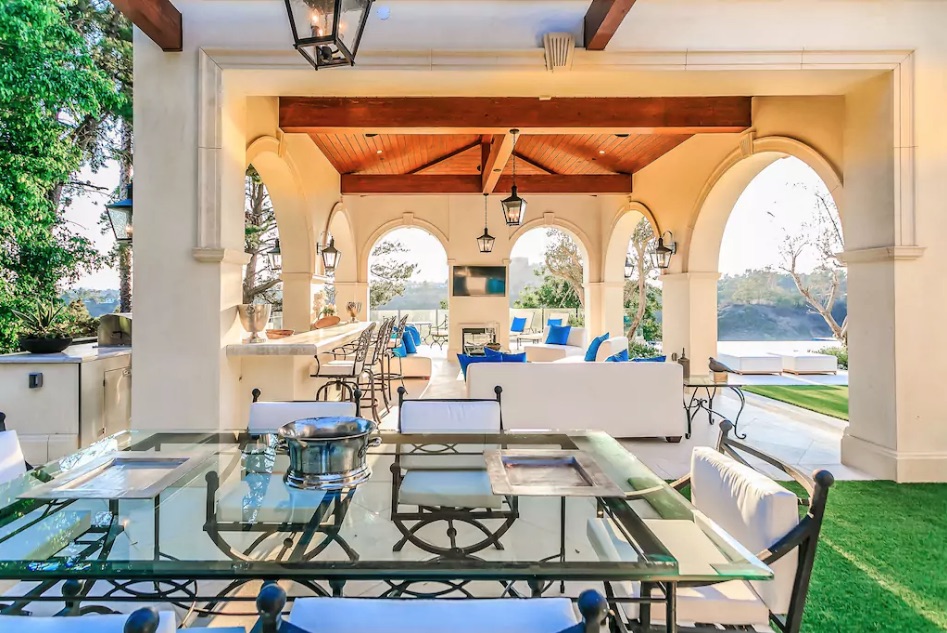 Beverly Hills Airbnb rented by Drake, outdoor lounge