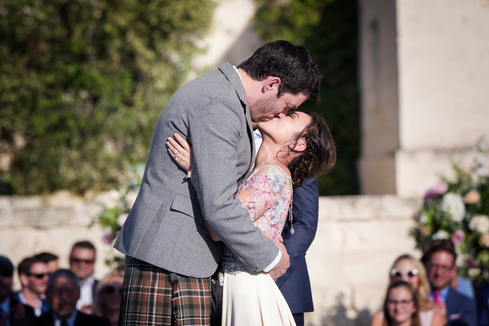 Linda Phan and Drew Scott sharing an intimate kiss on their wedding day.