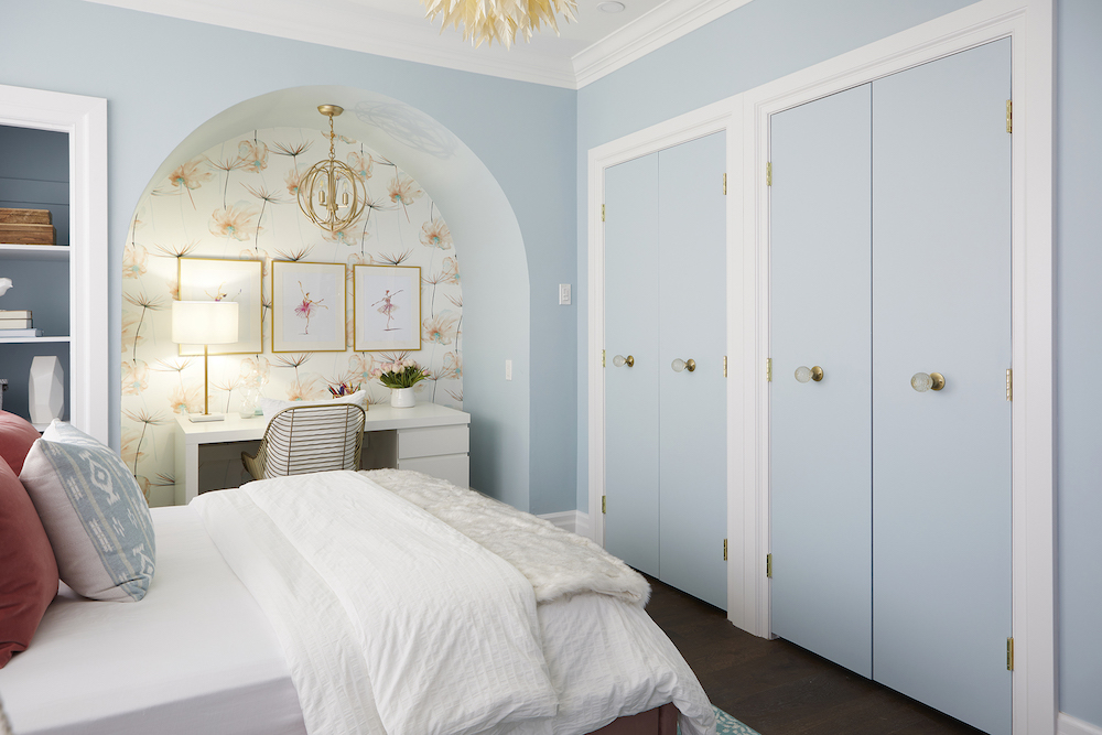 blue room with floral wallpaper and double closet doors