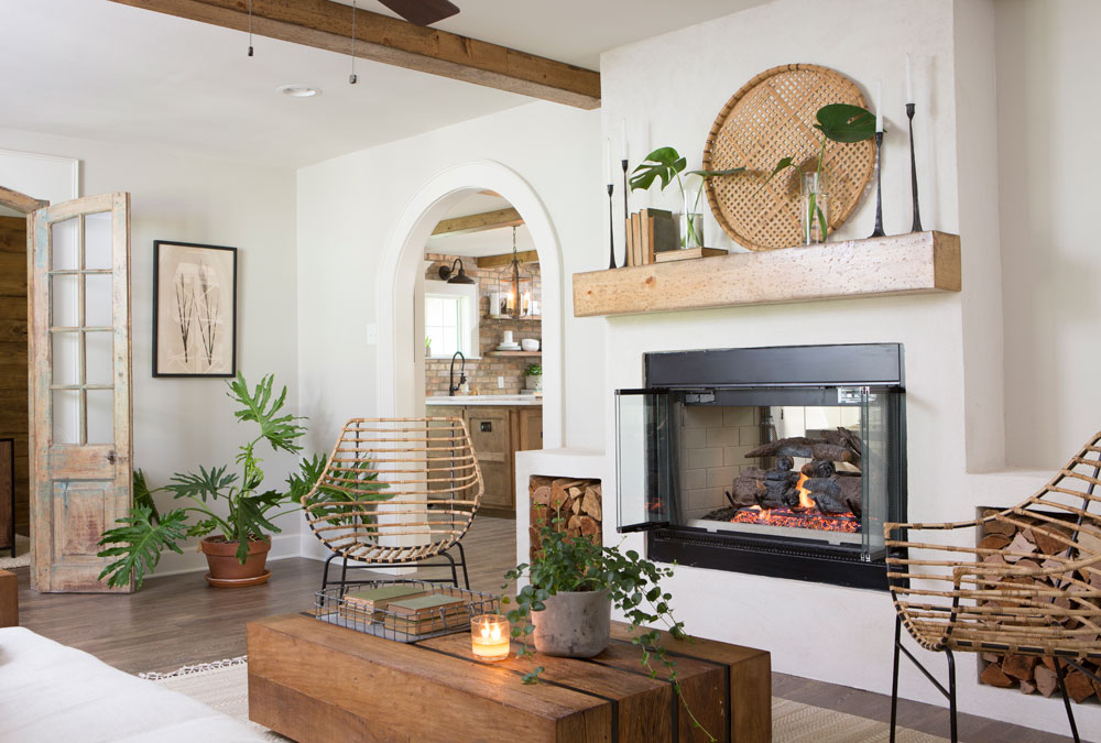 Modern farmhouse living room with rattan elements by Joanna Gaines.