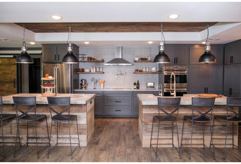 We love this unique look: the worn wood and soft greys pair perfectly as the two separate islands create plenty of extra seating. The result? A warm and spacious effect in a kitchen to die for.