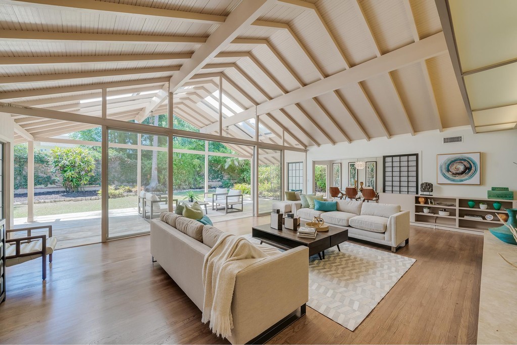 Hawaiian inspired living room with glass wall