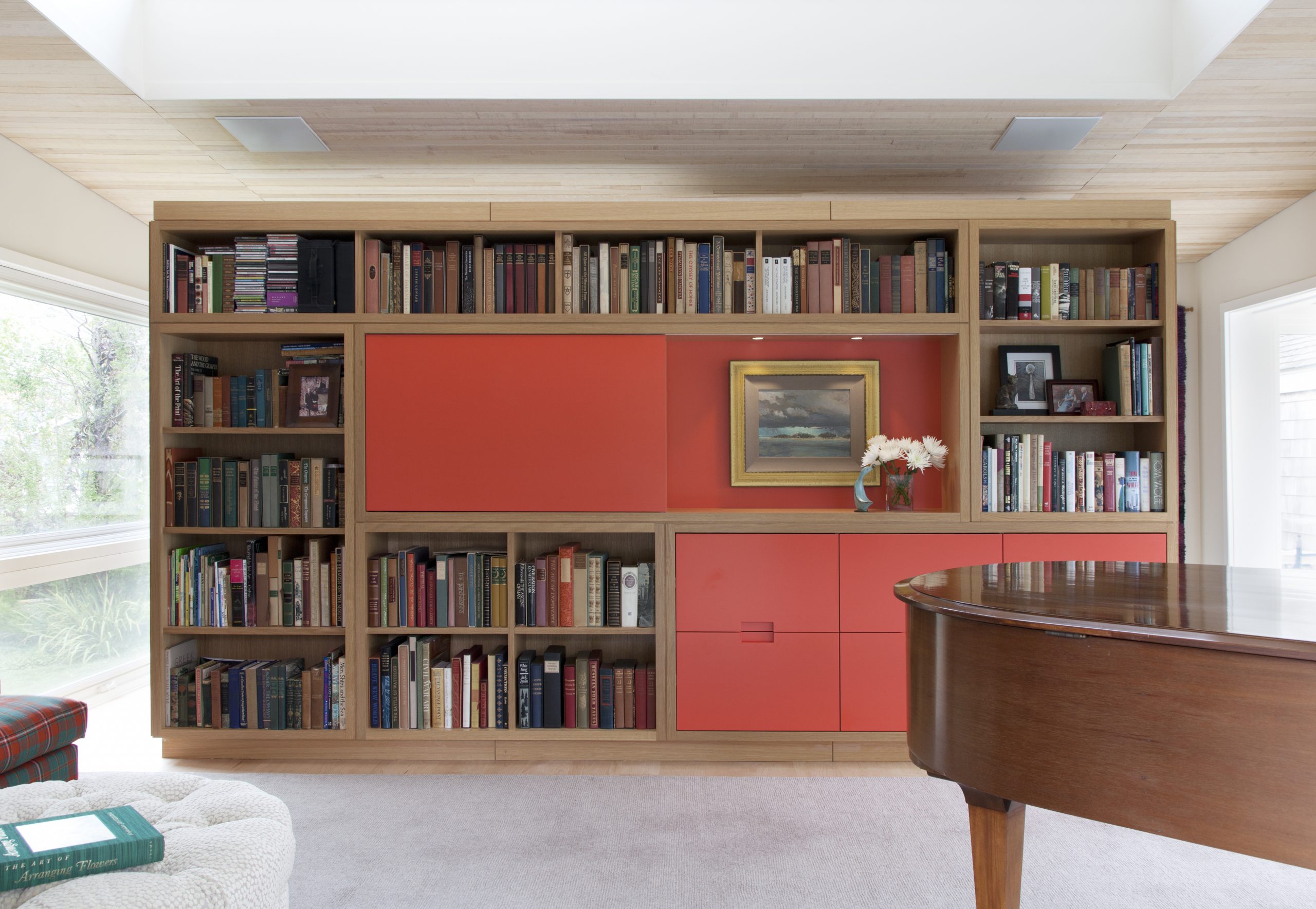Floating bookcase in red and wood