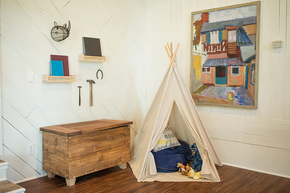 Play corner with a tent and toy box