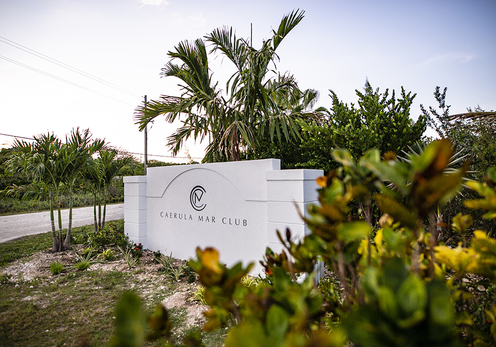 Caerula Mar Club sign