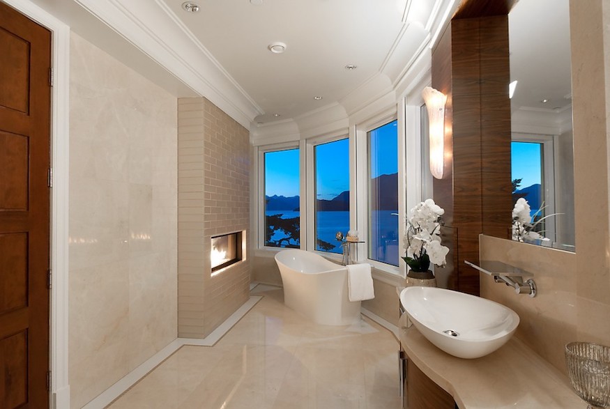 Master bathroom of 6935 Isleview Road