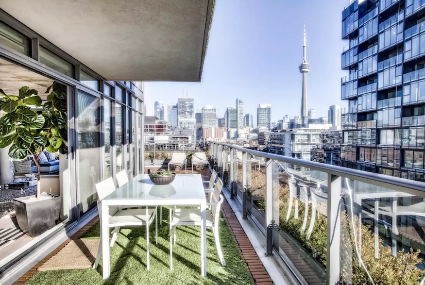 Toronto: ‘Luxurious Glass Corner in the Heart of King West’