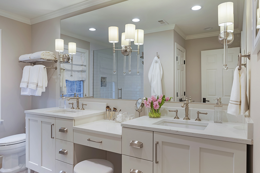 A chic and light master bathroom