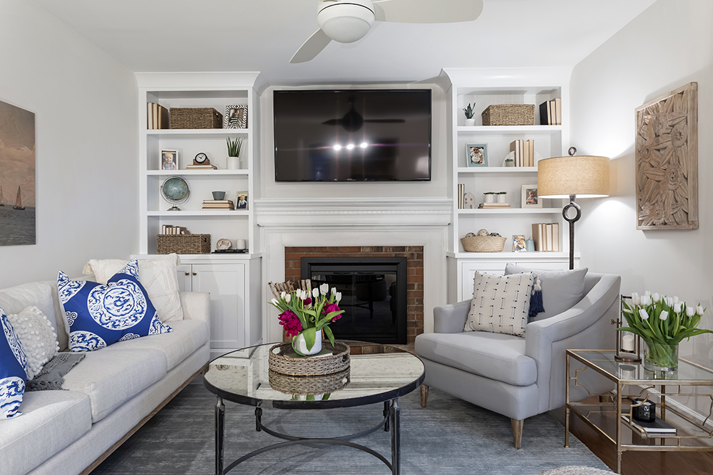 A chic living room with built-ins