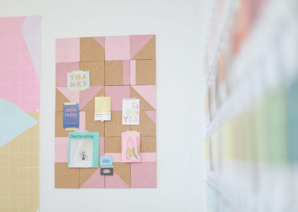 Colourful cork wall organizer with post-its