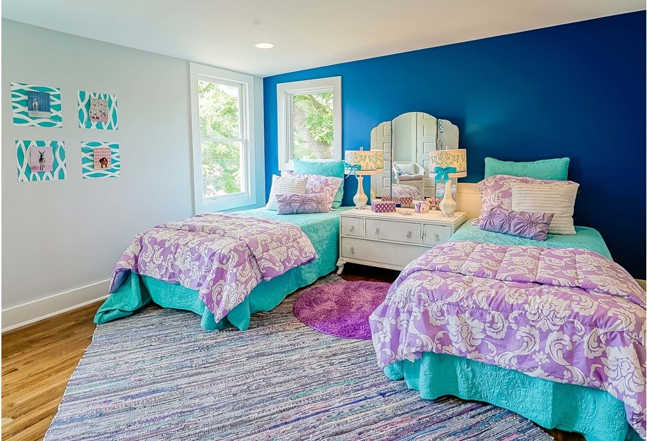 Blue statement wall with ultra violet bedding