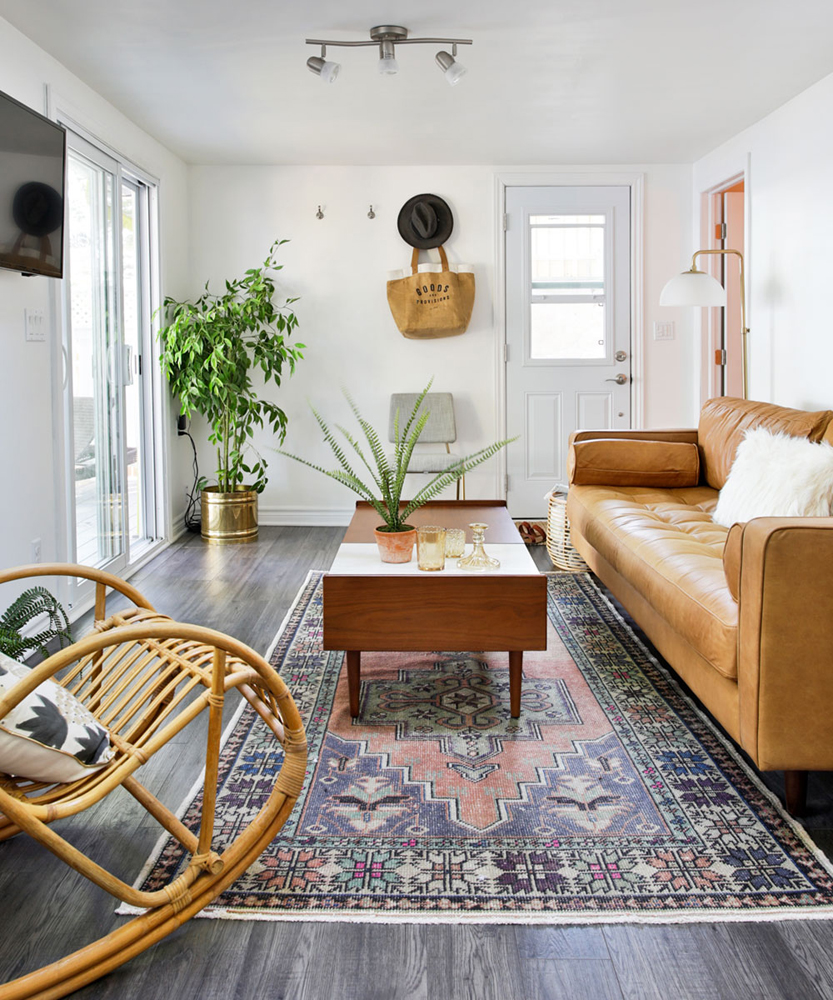 Minimalist living rooms - versatile furniture