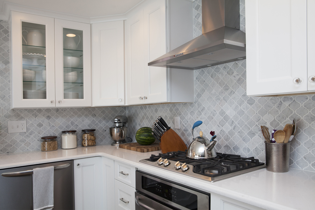 Kitchen backsplash with arabesque pattern tiles.