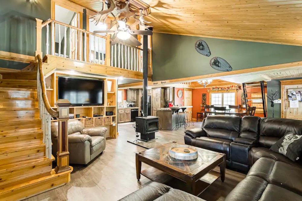 Living room in Airbnb mountain getaway