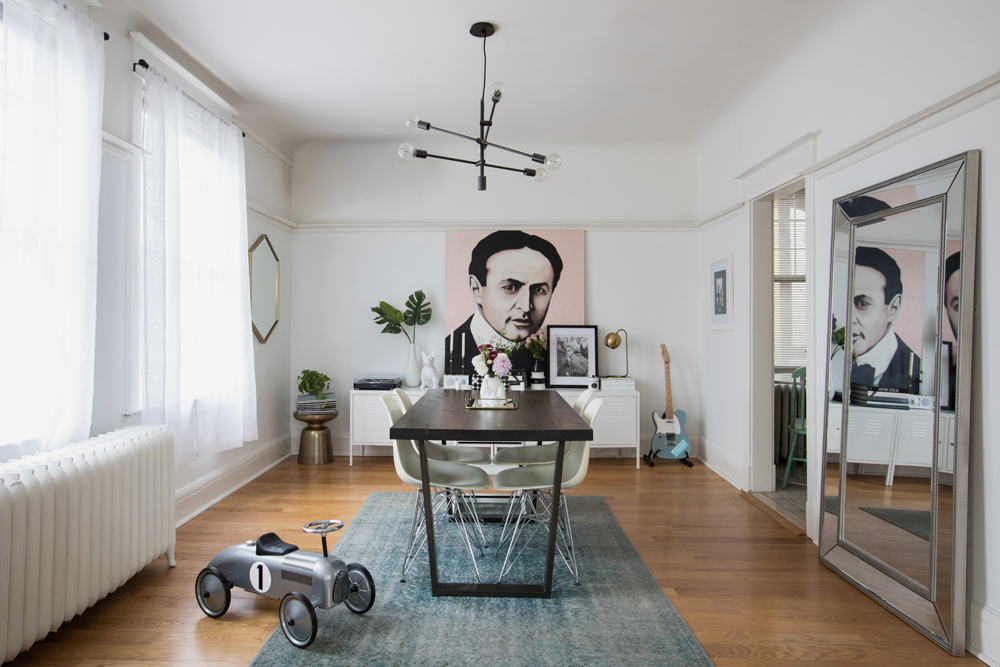Dining room with Houdini portrait