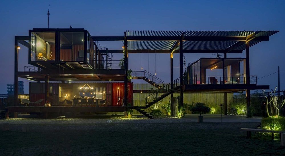 Expansive, four container home with steel frame skeleton