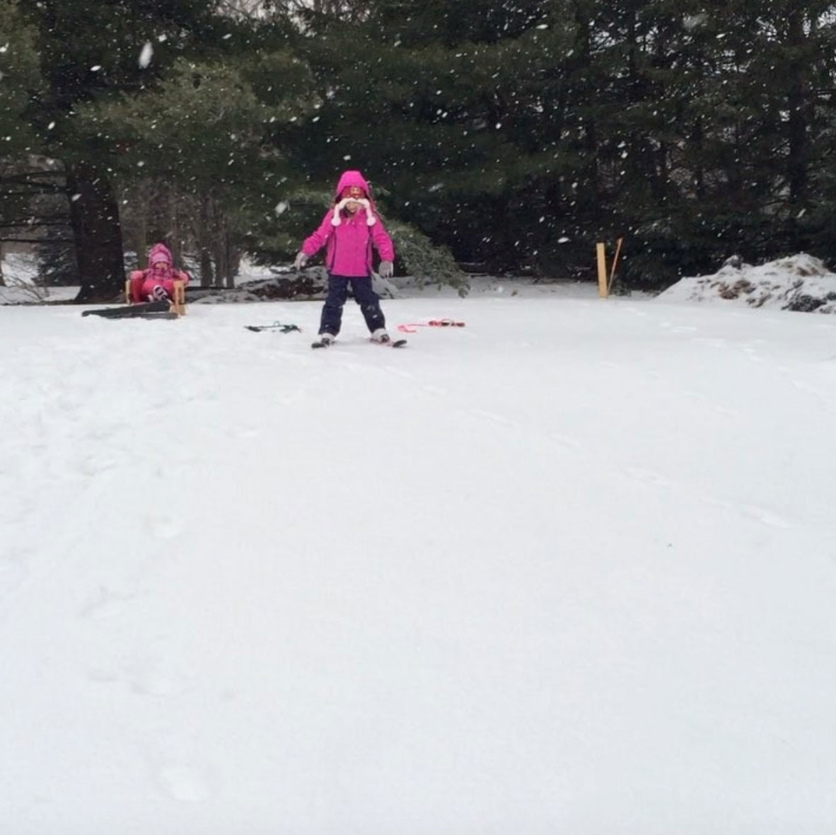 Scott McGillivray's daughters skiing