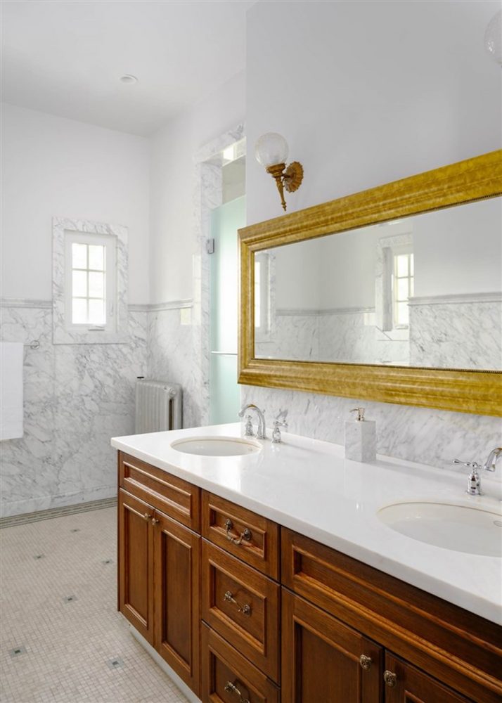 Bathroom with Carrara marble