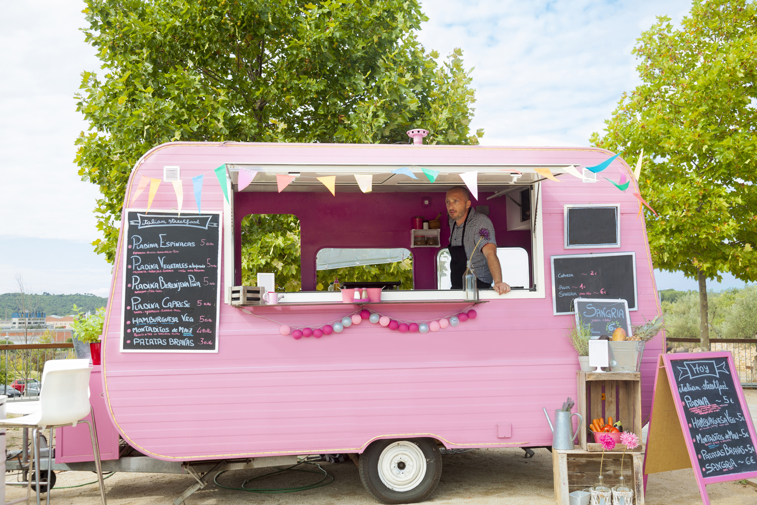 pink food truck for wedding party