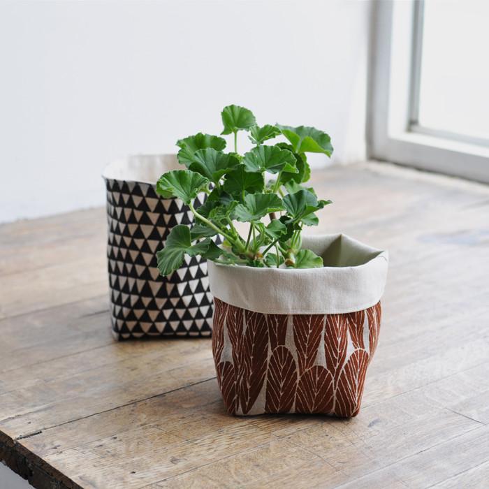 Soft storage baskets with plant