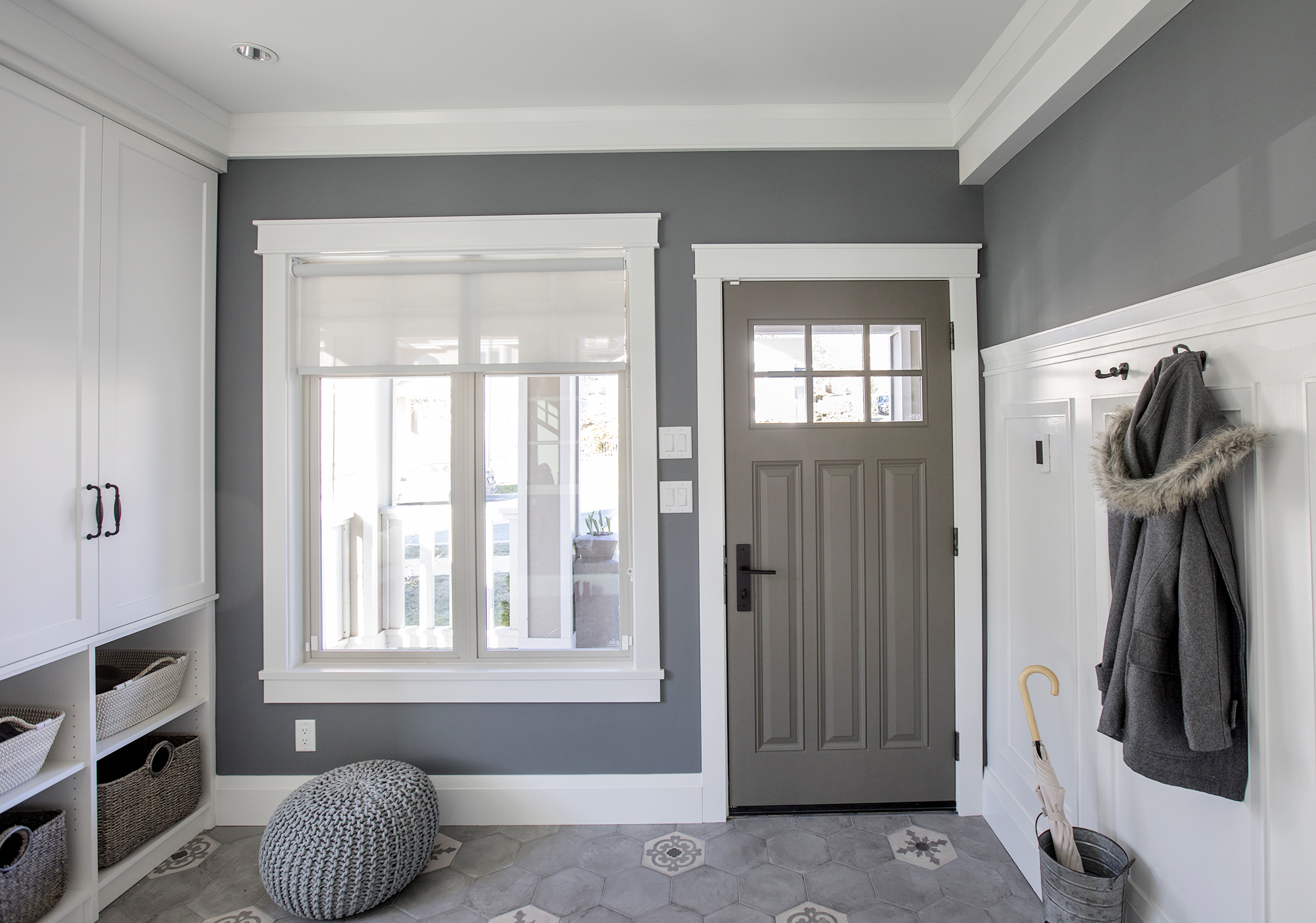 Stylish grey front entrance / mud room