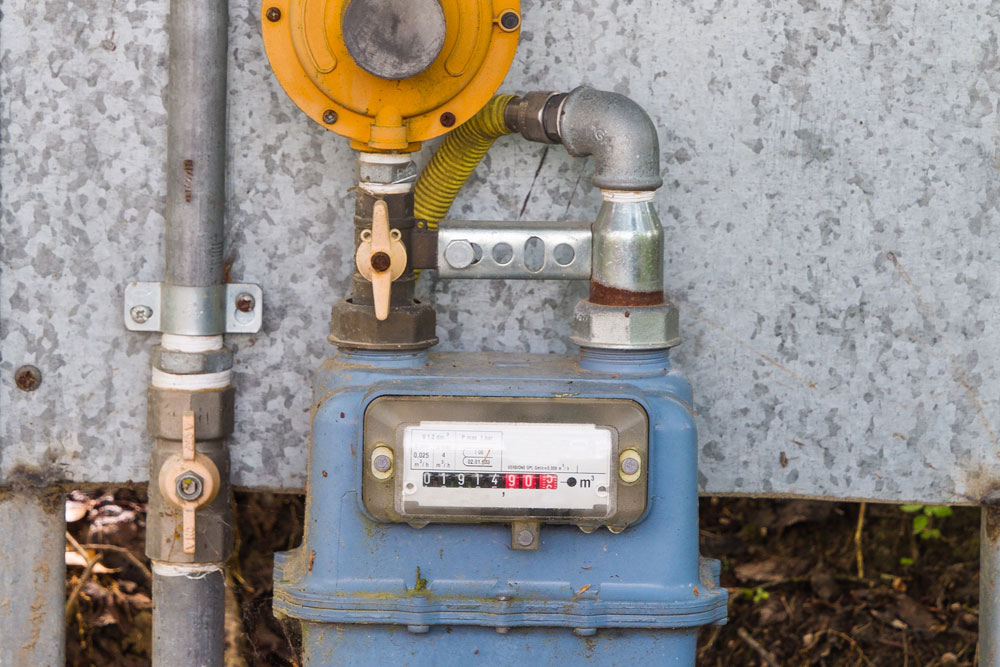 Gas meter and shut-off valve
