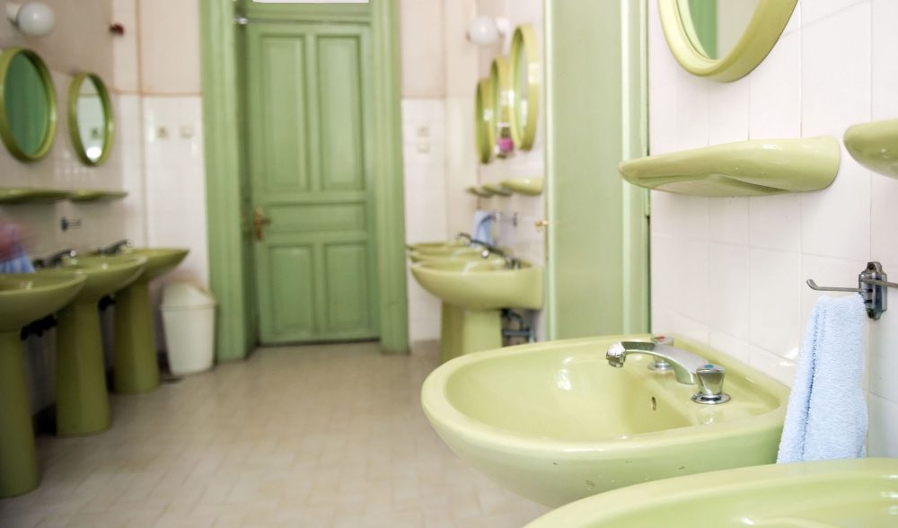 A avocado-coloured bathroom