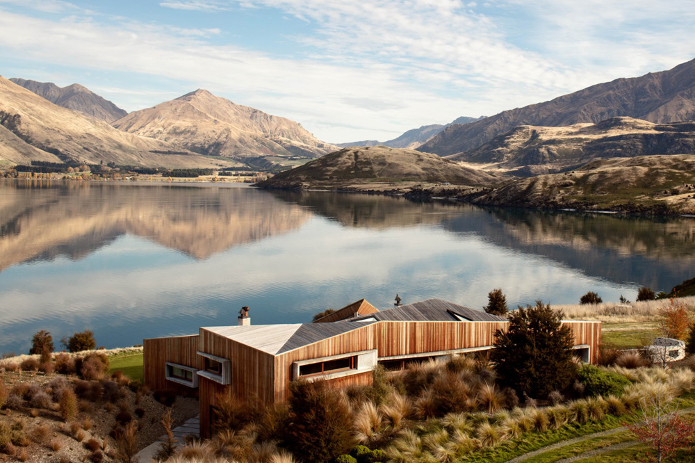 An award-winning architectural home overlooking Lake Wanaka and the surrounding mountain range