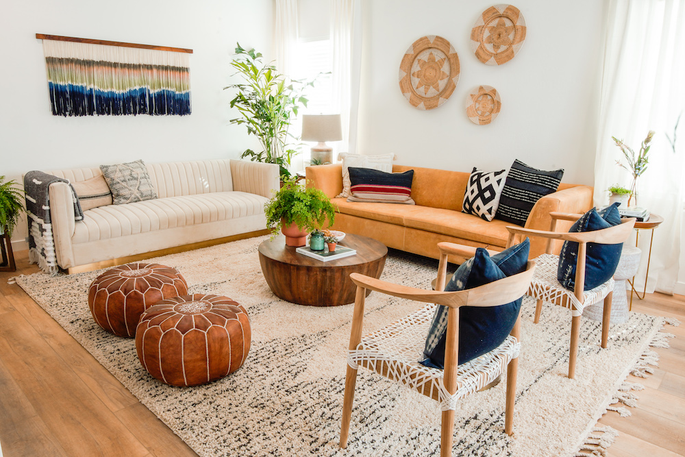 Cozy boho living room with round coffeetable.