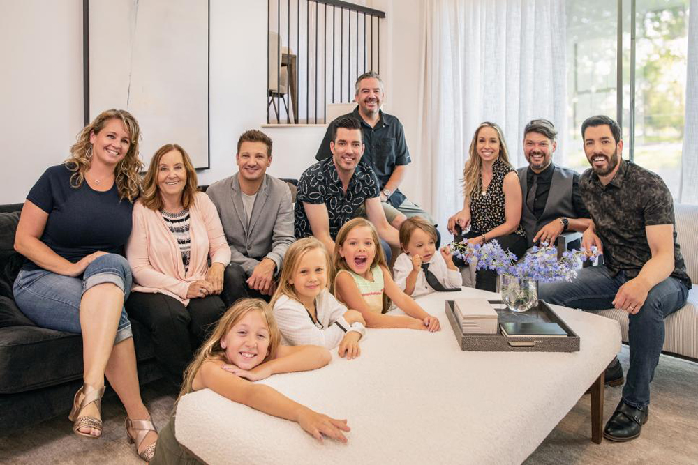 The Property Brothers pose with Jeremy Renner and his extended family