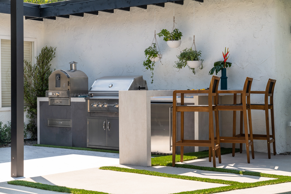 A fully-equipped bar added to the outdoor kitchen – all of which was done with porcelain counters