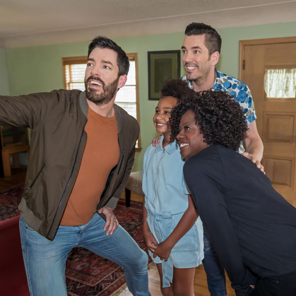 Viola Davis and her 9-year-old daughter Genesis Tennon grabbed a quick selfie with Jonathan and Drew Scott