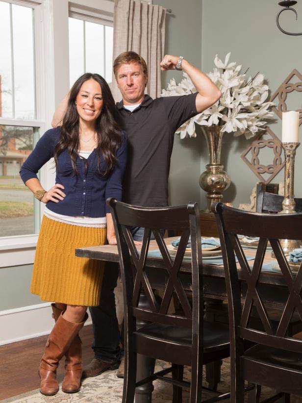 Chip and Joanna Gaines posing for a cute photo in a living room.