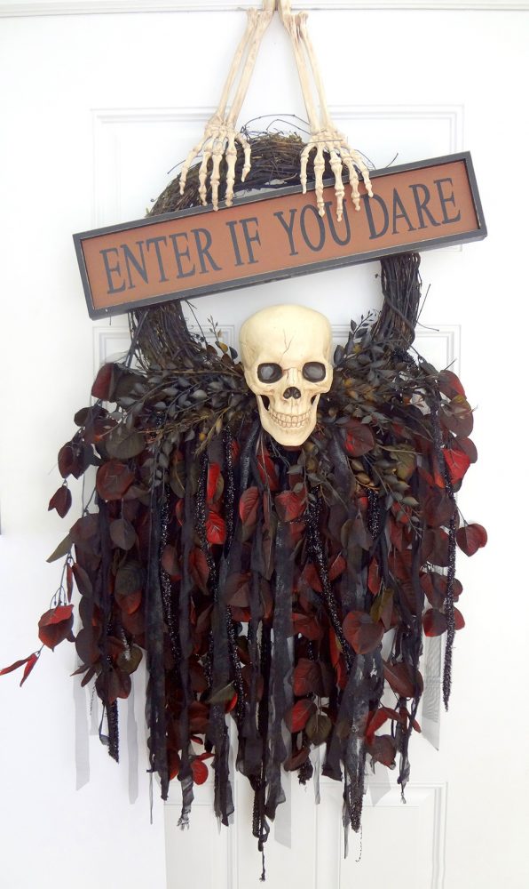 Amazing Halloween skull wreath