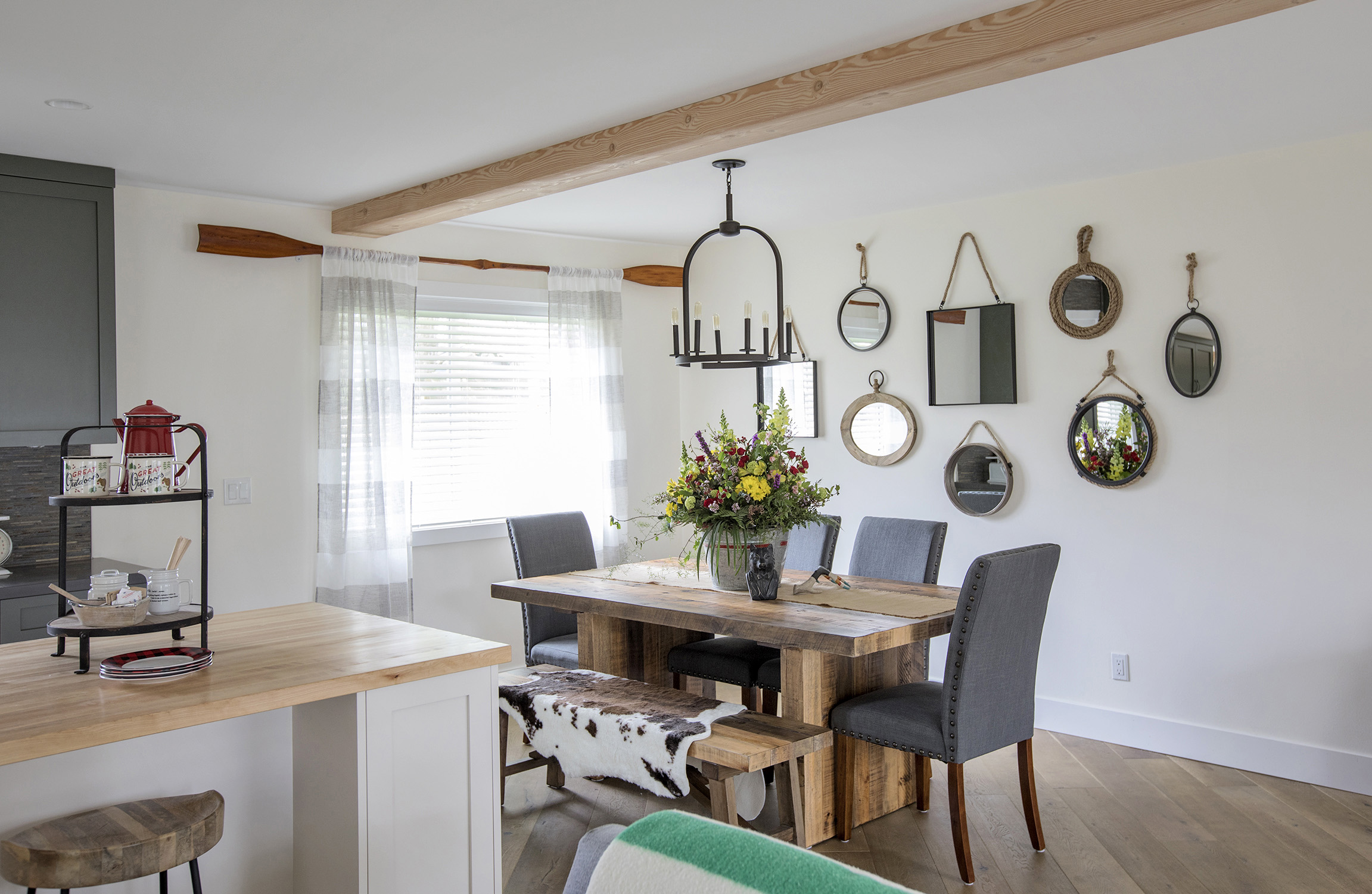 Rustic and relaxed, this laidback dining area manages to perfectly meld cottage and contemporary design concepts.